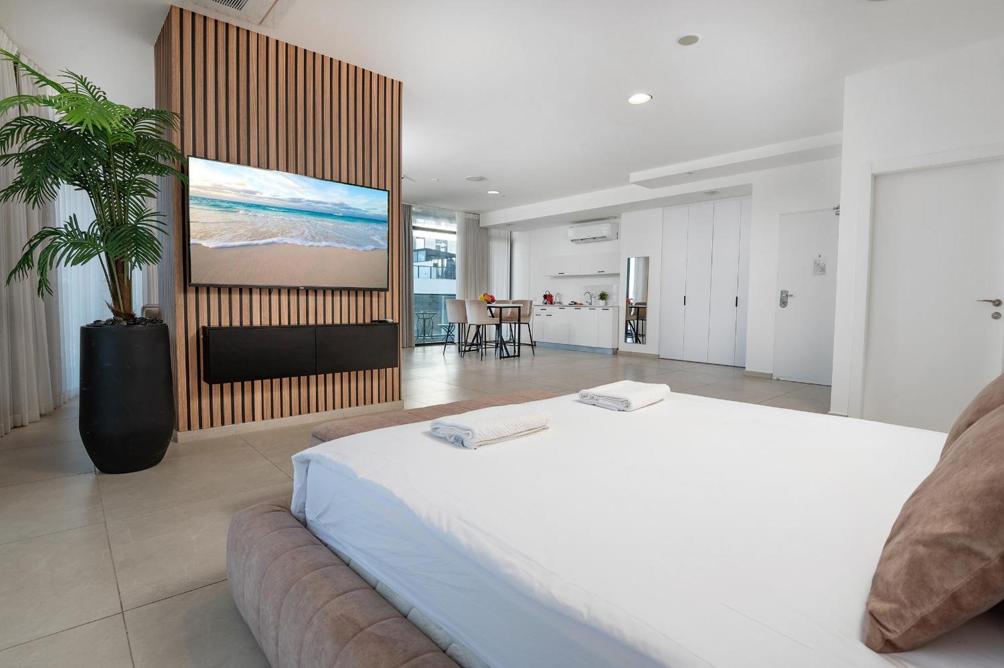 Hi-Yam Seaview Apartments & Suites - יש ממ"ד Bat Yam Zimmer foto