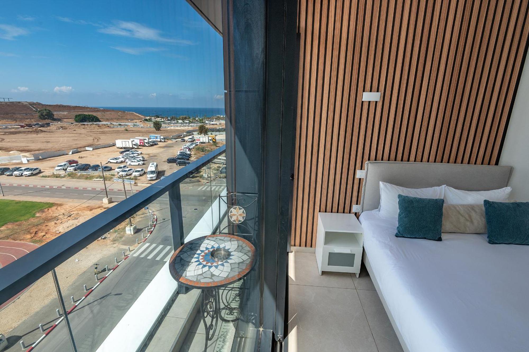 Hi-Yam Seaview Apartments & Suites - יש ממ"ד Bat Yam Zimmer foto